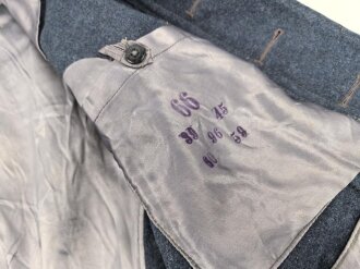 Fliegerbluse für Angehörige der Luftwaffe. Ungetragenes Stück mit Etikett von "Klenner & Pieper Uniformfabrik Barntrup/ Lippe". Ein Loch im unteren bereich hinten, sonst sehr guter Zustand