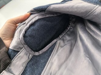 Fliegerbluse für Angehörige der Luftwaffe. Ungetragenes Stück mit Etikett von "Klenner & Pieper Uniformfabrik Barntrup/ Lippe". Ein Loch im unteren bereich hinten, sonst sehr guter Zustand