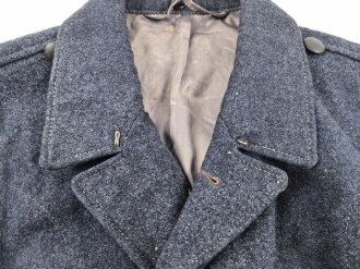 Fliegerbluse für Angehörige der Luftwaffe. Ungetragenes Stück mit Etikett von "Klenner & Pieper Uniformfabrik Barntrup/ Lippe". Ein Loch im unteren bereich hinten, sonst sehr guter Zustand