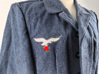 Fliegerbluse für Angehörige der Luftwaffe. Ungetragenes Stück mit Etikett von "Klenner & Pieper Uniformfabrik Barntrup/ Lippe". Ein Loch im unteren bereich hinten, sonst sehr guter Zustand