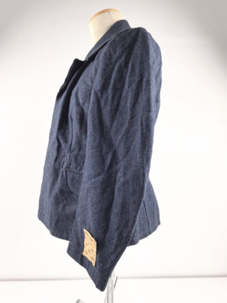 Fliegerbluse für Angehörige der Luftwaffe. Ungetragenes Stück mit Etikett von "Klenner & Pieper Uniformfabrik Barntrup/ Lippe". Ein Loch im unteren bereich hinten, sonst sehr guter Zustand