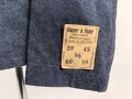 Fliegerbluse für Angehörige der Luftwaffe. Ungetragenes Stück mit Etikett von "Klenner & Pieper Uniformfabrik Barntrup/ Lippe". Ein Loch im unteren bereich hinten, sonst sehr guter Zustand