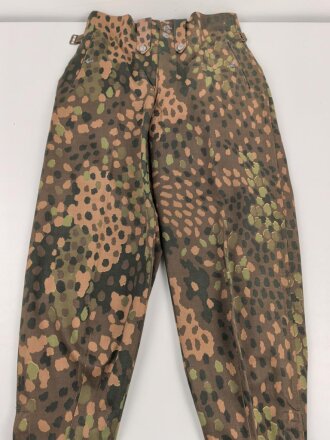 Waffen SS, Tarnhose in der seltenen " glatten" Baumwollausführung. Ungetrages Kammerstück vom Hersteller 179, datiert 1944. In dieser Qualität sehr selten