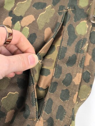 Waffen SS, Tarnhose in der seltenen " glatten" Baumwollausführung. Ungetrages Kammerstück vom Hersteller 179, datiert 1944. In dieser Qualität sehr selten