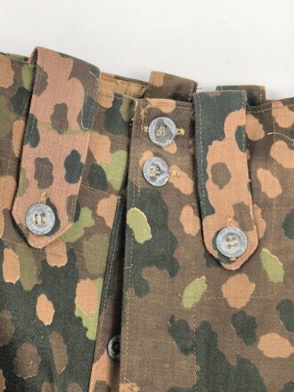 Waffen SS, Tarnhose in der seltenen " glatten" Baumwollausführung. Ungetrages Kammerstück vom Hersteller 179, datiert 1944. In dieser Qualität sehr selten
