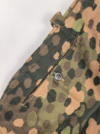 Waffen SS, Tarnhose in der seltenen " glatten" Baumwollausführung. Ungetrages Kammerstück vom Hersteller 179, datiert 1944. In dieser Qualität sehr selten