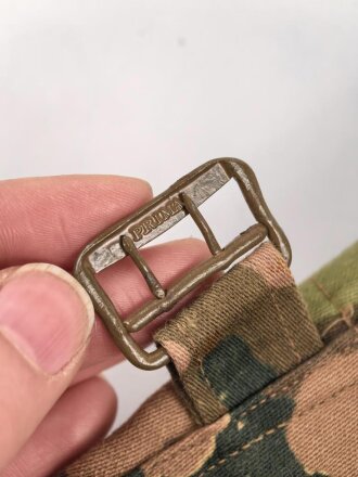 Waffen SS, Tarnhose in der seltenen " glatten" Baumwollausführung. Ungetrages Kammerstück vom Hersteller 179, datiert 1944. In dieser Qualität sehr selten