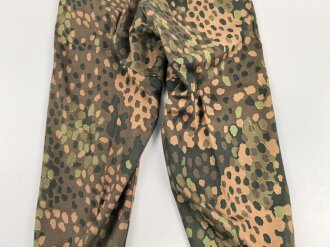 Waffen SS, Tarnhose in der seltenen " glatten" Baumwollausführung. Ungetrages Kammerstück vom Hersteller 179, datiert 1944. In dieser Qualität sehr selten