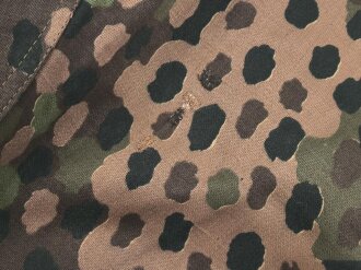 Waffen SS, Tarnhose in der seltenen " glatten" Baumwollausführung. Ungetrages Kammerstück vom Hersteller 179, datiert 1944. In dieser Qualität sehr selten