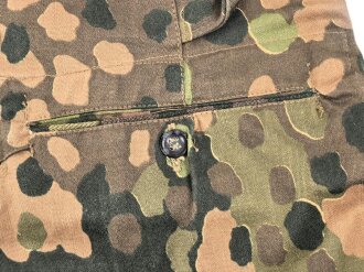 Waffen SS, Tarnhose in der seltenen " glatten" Baumwollausführung. Ungetrages Kammerstück vom Hersteller 179, datiert 1944. In dieser Qualität sehr selten
