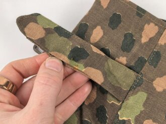 Waffen SS, Tarnhose in der seltenen " glatten" Baumwollausführung. Ungetrages Kammerstück vom Hersteller 179, datiert 1944. In dieser Qualität sehr selten