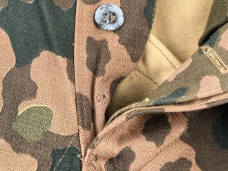 Waffen SS, Tarnhose in der seltenen " glatten" Baumwollausführung. Ungetrages Kammerstück vom Hersteller 179, datiert 1944. In dieser Qualität sehr selten
