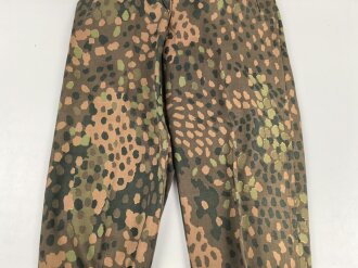 Waffen SS, Tarnhose in der seltenen " glatten" Baumwollausführung. Ungetrages Kammerstück vom Hersteller 179, datiert 1944. In dieser Qualität sehr selten