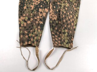 Waffen SS, Tarnhose in der seltenen " glatten" Baumwollausführung. Ungetrages Kammerstück vom Hersteller 179, datiert 1944. In dieser Qualität sehr selten