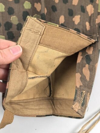 Waffen SS, Tarnhose in der seltenen " glatten" Baumwollausführung. Ungetrages Kammerstück vom Hersteller 179, datiert 1944. In dieser Qualität sehr selten