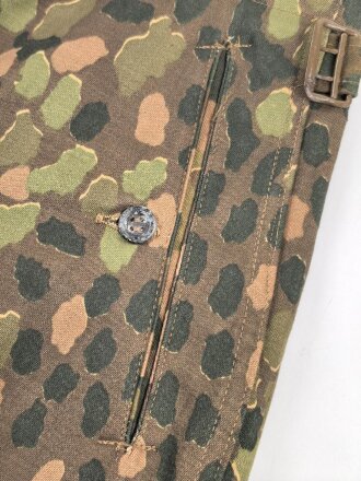 Waffen SS, Tarnhose in der seltenen " glatten" Baumwollausführung. Ungetrages Kammerstück vom Hersteller 179, datiert 1944. In dieser Qualität sehr selten