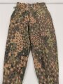 Waffen SS, Tarnhose in der seltenen " glatten" Baumwollausführung. Ungetrages Kammerstück vom Hersteller 179, datiert 1944. In dieser Qualität sehr selten