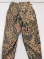 Waffen SS, Tarnhose in der seltenen " glatten" Baumwollausführung. Ungetrages Kammerstück vom Hersteller 179, datiert 1944. In dieser Qualität sehr selten