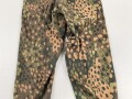 Waffen SS, Tarnhose in der seltenen " glatten" Baumwollausführung. Ungetrages Kammerstück vom Hersteller 179, datiert 1944. In dieser Qualität sehr selten