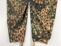 Waffen SS, Tarnhose in der seltenen " glatten" Baumwollausführung. Ungetrages Kammerstück vom Hersteller 179, datiert 1944. In dieser Qualität sehr selten