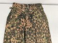 Waffen SS, Tarnhose in der seltenen " glatten" Baumwollausführung. Ungetrages Kammerstück vom Hersteller 179, datiert 1944. In dieser Qualität sehr selten