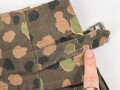 Waffen SS, Tarnhose in der seltenen " glatten" Baumwollausführung. Ungetrages Kammerstück vom Hersteller 179, datiert 1944. In dieser Qualität sehr selten