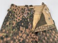 Waffen SS, Tarnhose in der seltenen " glatten" Baumwollausführung. Ungetrages Kammerstück vom Hersteller 179, datiert 1944. In dieser Qualität sehr selten