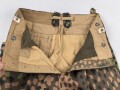 Waffen SS, Tarnhose in der seltenen " glatten" Baumwollausführung. Ungetrages Kammerstück vom Hersteller 179, datiert 1944. In dieser Qualität sehr selten