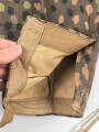 Waffen SS, Tarnhose in der seltenen " glatten" Baumwollausführung. Ungetrages Kammerstück vom Hersteller 179, datiert 1944. In dieser Qualität sehr selten