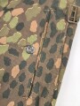 Waffen SS, Tarnhose in der seltenen " glatten" Baumwollausführung. Ungetrages Kammerstück vom Hersteller 179, datiert 1944. In dieser Qualität sehr selten