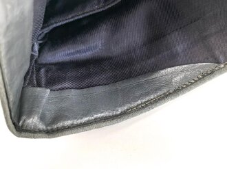 Heer, Schiffchen für einen Offizier der Panzerjäger. Ungetragenes Stück, der Soutachewinkel und die Litze direkt während des Herstellungsprozess vernäht. Kopfgröße gemessen 57