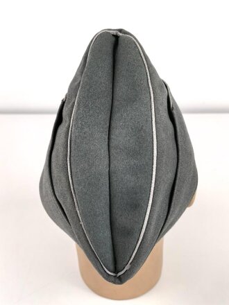 Heer, Schiffchen für einen Offizier der Panzerjäger. Ungetragenes Stück, der Soutachewinkel und die Litze direkt während des Herstellungsprozess vernäht. Kopfgröße gemessen 57