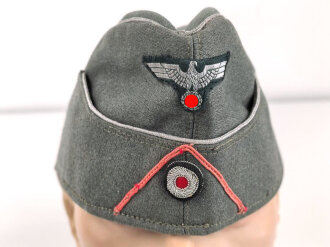 Heer, Schiffchen für einen Offizier der Panzerjäger. Ungetragenes Stück, der Soutachewinkel und die Litze direkt während des Herstellungsprozess vernäht. Kopfgröße gemessen 57