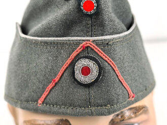 Heer, Schiffchen für einen Offizier der Panzerjäger. Ungetragenes Stück, der Soutachewinkel und die Litze direkt während des Herstellungsprozess vernäht. Kopfgröße gemessen 57