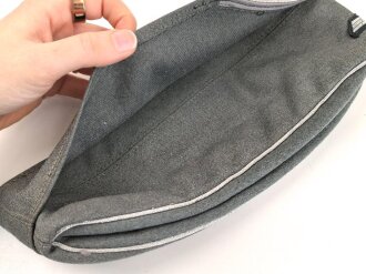 Heer, Schiffchen für einen Offizier der Panzerjäger. Ungetragenes Stück, der Soutachewinkel und die Litze direkt während des Herstellungsprozess vernäht. Kopfgröße gemessen 57