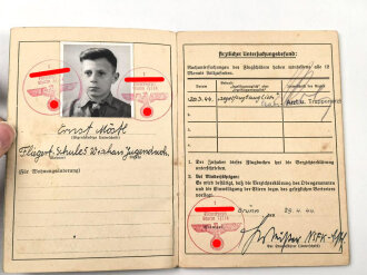 Ausweise eines Angehörigen der Flieger HJ und des NSFK. Träger des HJ Schießabzeichen sowie des HJ Leistungsabzeichen in silber.