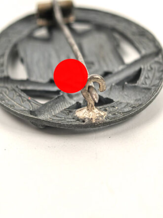 Allgemeines Sturmabzeichen, hohl geprägtes Stück, laut Angaben des Vorbesitzers dem Hersteller Franke & Co zuzuordnen.