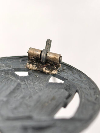 Allgemeines Sturmabzeichen, hohl geprägtes Stück, laut Angaben des Vorbesitzers dem Hersteller Franke & Co zuzuordnen.