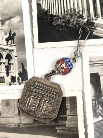 Andenken "Souvenir de Paris " Breite 28mm, dazu diverse Kauffotos