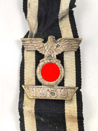 Wiederholungsspange 1939 zum Eisernen Kreuz 2. Klasse. Buntmetall versilbert, auf Band. Laut Vorbesitzer Hersteller Deumer Lüdenscheid.
