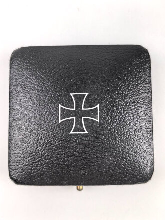 Eisernes Kreuz 1. Klasse 1939 im Etui. Das Kreuz ungetragen, laut Vorbesitzer dem Hersteller Wächtler & Lange zuzuordnen. Das Etui ebenfalls in sehr gutem Zustand