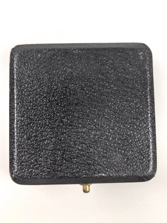 Eisernes Kreuz 1. Klasse 1939 im Etui. Das Kreuz ungetragen, laut Vorbesitzer dem Hersteller Wächtler & Lange zuzuordnen. Das Etui ebenfalls in sehr gutem Zustand