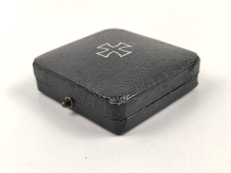 Eisernes Kreuz 1. Klasse 1939 im Etui. Das Kreuz ungetragen, laut Vorbesitzer dem Hersteller Wächtler & Lange zuzuordnen. Das Etui ebenfalls in sehr gutem Zustand