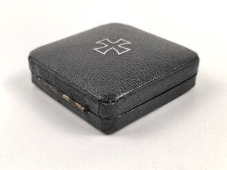 Eisernes Kreuz 1. Klasse 1939 im Etui. Das Kreuz ungetragen, laut Vorbesitzer dem Hersteller Wächtler & Lange zuzuordnen. Das Etui ebenfalls in sehr gutem Zustand