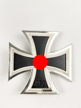 Eisernes Kreuz 1. Klasse 1939 im Etui. Das Kreuz ungetragen, laut Vorbesitzer dem Hersteller Wächtler & Lange zuzuordnen. Das Etui ebenfalls in sehr gutem Zustand