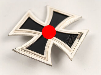 Eisernes Kreuz 1. Klasse 1939 im Etui. Das Kreuz ungetragen, laut Vorbesitzer dem Hersteller Wächtler & Lange zuzuordnen. Das Etui ebenfalls in sehr gutem Zustand