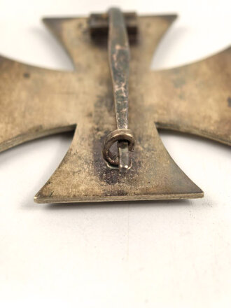 Eisernes Kreuz 1. Klasse 1939 . Hersteller "65" auf der Nadel für Klein & Quenzer. Ungetragenes Stück, leicht angelaufen