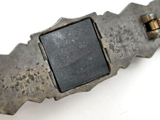 Nahkampfspange in bronze. Zink bronziert, sehr guter Zustand, Hersteller "FEC. W.E. Peekhaus Berlin - A.G.M.u.K. Gablonz" Magnetisches Plättchen