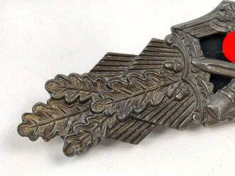 Nahkampfspange in bronze. Zink bronziert, sehr guter Zustand, Hersteller "FEC. W.E. Peekhaus Berlin - A.G.M.u.K. Gablonz" Magnetisches Plättchen