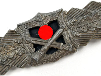 Nahkampfspange in bronze. Zink bronziert, sehr guter Zustand, Hersteller "FEC. W.E. Peekhaus Berlin - A.G.M.u.K. Gablonz" Magnetisches Plättchen